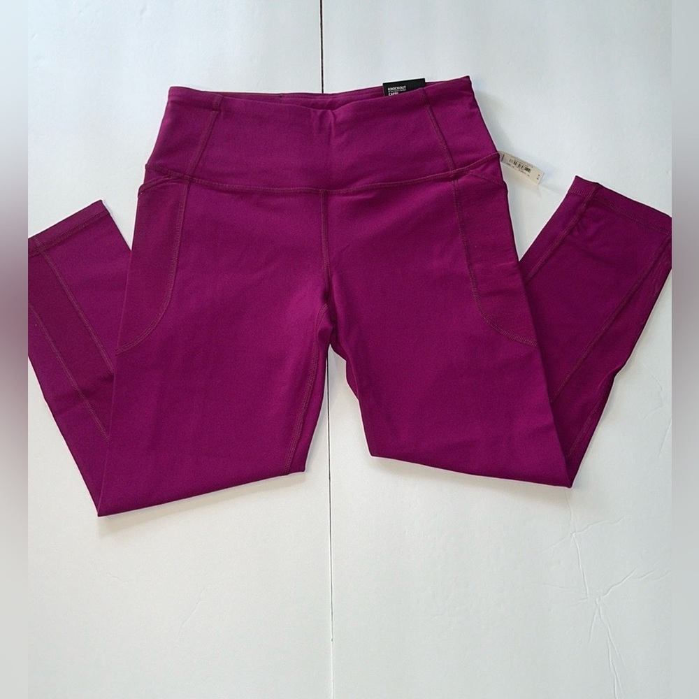 Victoria Secret Sport knockout Capri Medium Rise with Sides Pockets.Size Small.